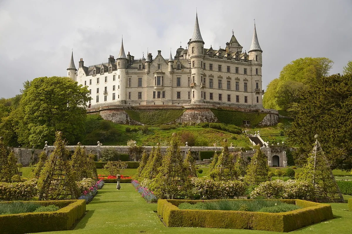 Dunrobin Castle mit formalen Gartenanlagen