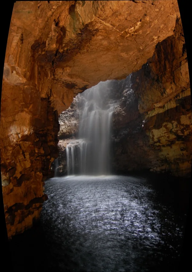Wasserfall im Inneren der Smoo Cave