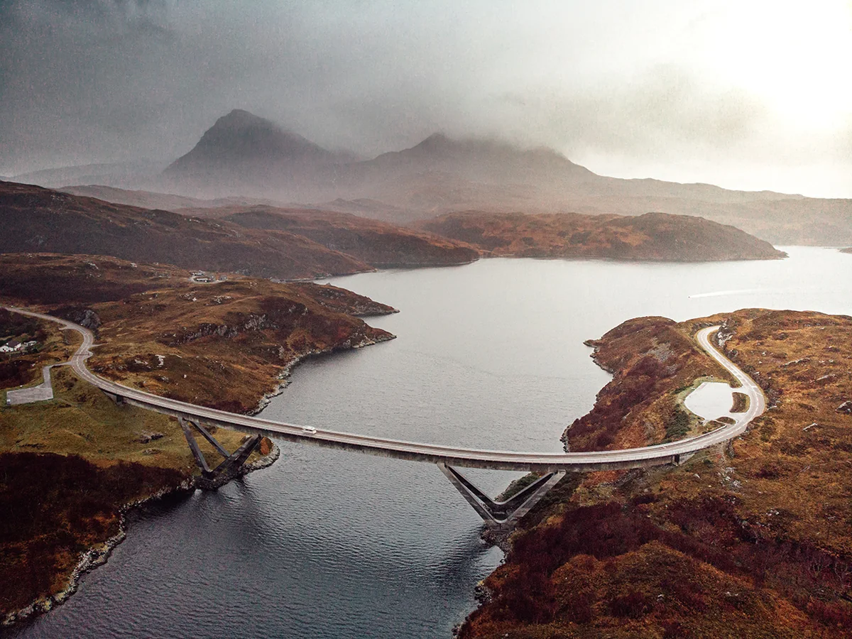 Kylesku Bridge über einer Meeresbucht in den nordwestlichen Highlands
