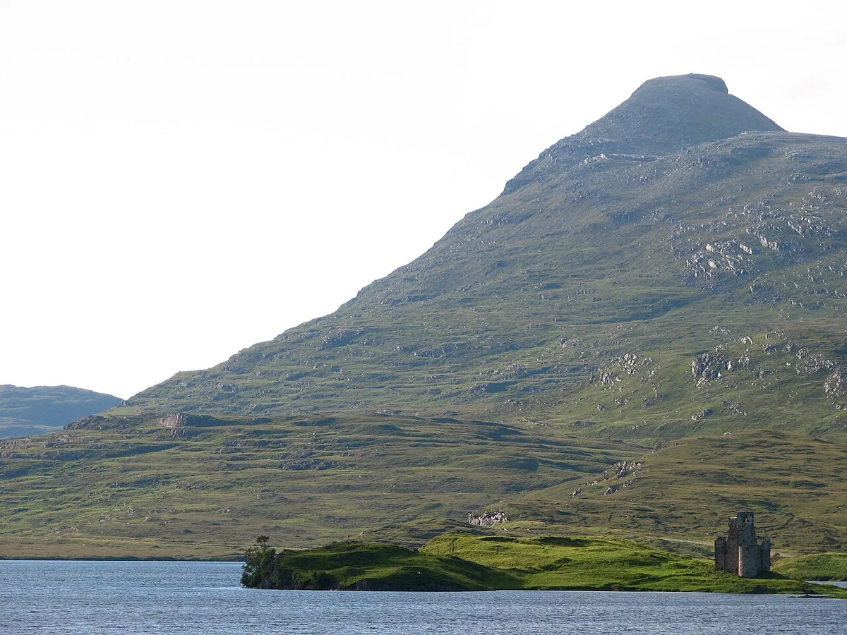 Loch Assynt mit Bergkulisse und Burgruine