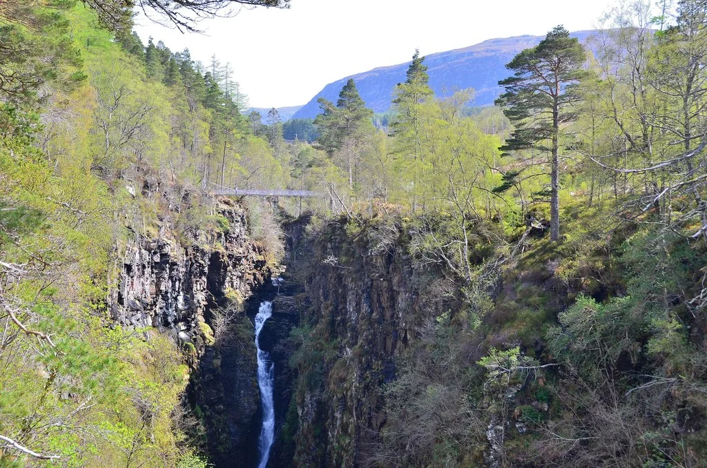 Corrieshalloch Gorge mit Wasserfall und Hängebrücke