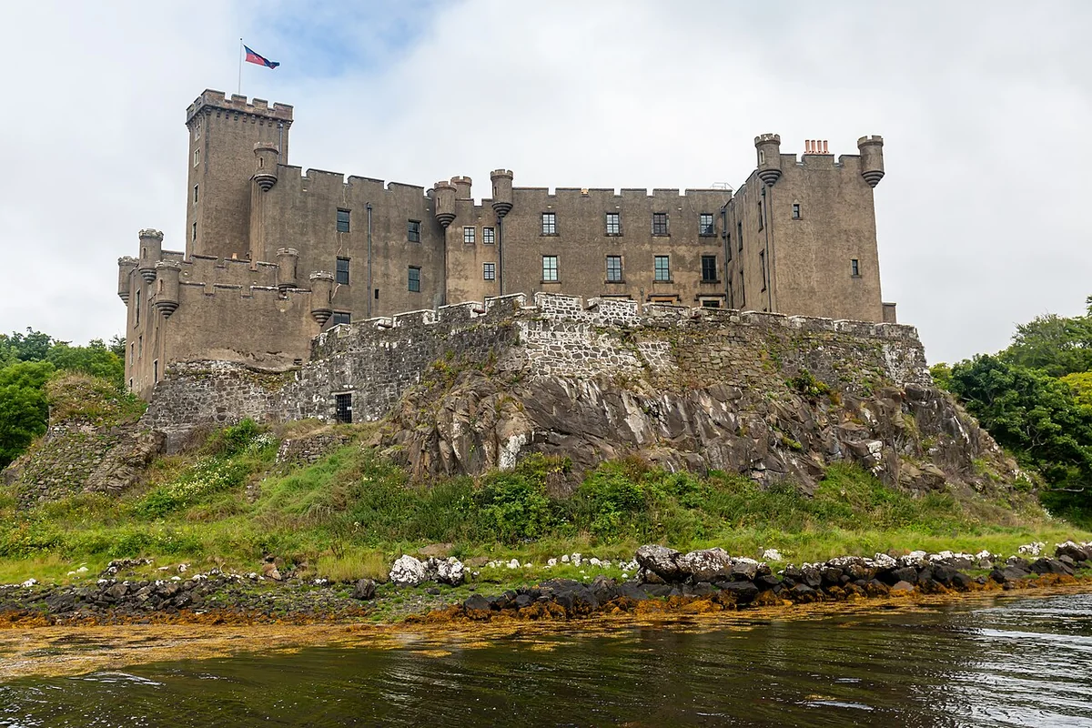 Dunvegan Castle am Wasser auf der Isle of Skye