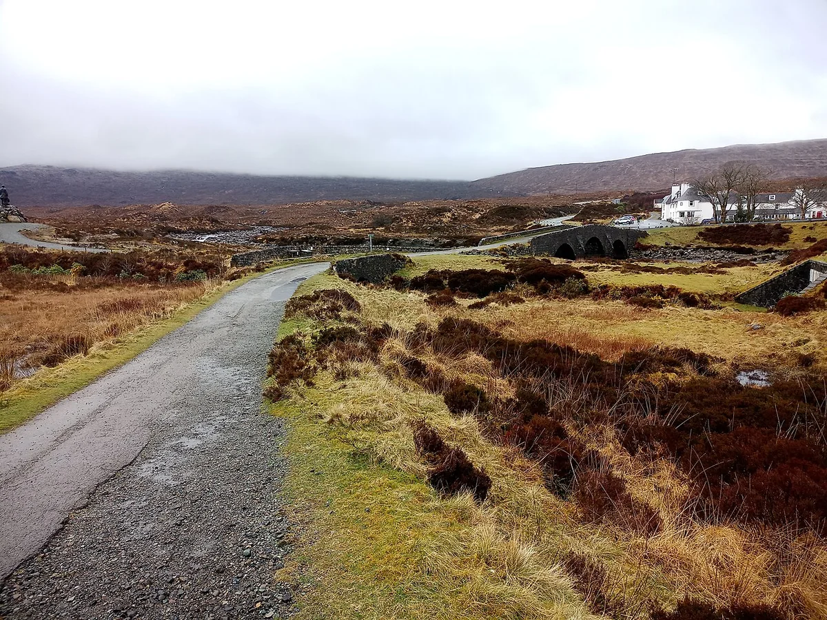 Alte Steinbrücke bei Sligachan mit Blick Richtung Cuillin