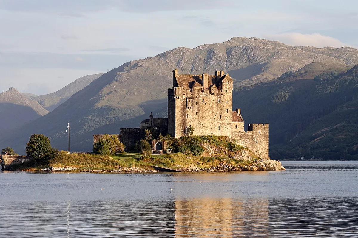 Eilean Donan Castle vor Bergen und Wasser